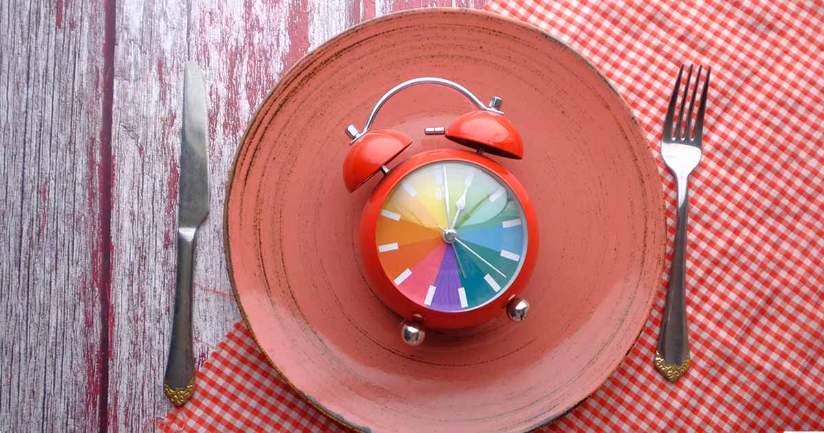 Clock on a plate illustrating meal timing, featuring Synergy Health and highlighting its services focused on health, nutrition, and wellness guidance.